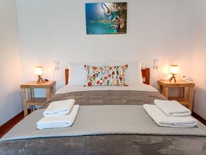 2 habitaciones, tabla de planchar con plancha y cunas gratuitas 