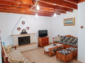 Traditional Duplex | Living area | 32-inch LED TV with digital channels, TV, fireplace - Mikros Paradisos Pelion (Volos)
