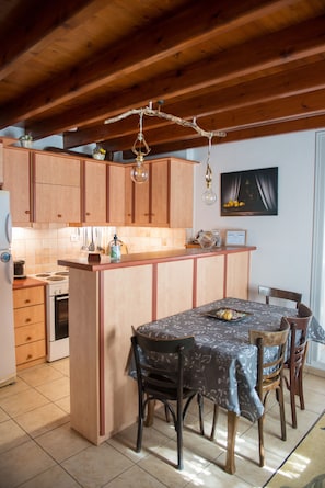 Traditional-Maisonette | Eigene Küche | Kochgeschirr/Geschirr/Besteck, Esstisch