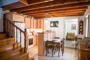 Traditional-Maisonette | Eigene Küche | Kochgeschirr/Geschirr/Besteck, Esstisch