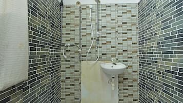 Ducha, artículos de higiene personal gratuitos y toallas