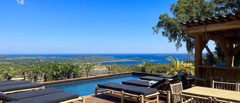 Una piscina al aire libre, una piscina climatizada