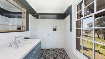 Luxury King Suite with Lounge | Bathroom | Shower, free toiletries, hair dryer, bathrobes