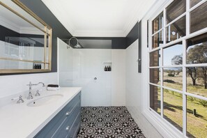 Luxury King Suite with Lounge | Bathroom | Shower, free toiletries, hair dryer, bathrobes - Enfield House (Menah)