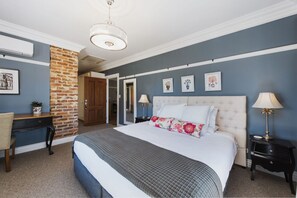 Luxury King Suite with Lounge | Egyptian cotton sheets, premium bedding, pillow-top beds - Enfield House (Menah)