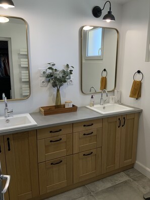 Combined shower/tub, hair dryer, towels