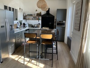 Réfrigérateur, four à micro-ondes, un four, surface de cuisson