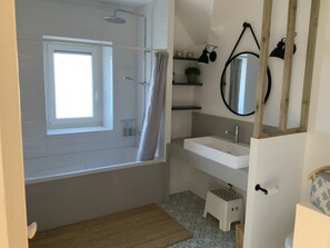 Combined shower/tub, hair dryer, towels