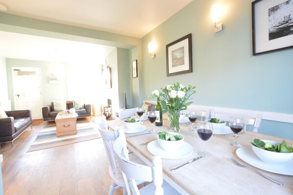 Dining - 6 Coastguard Cottages, Aldeburgh (Aldeburgh)