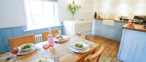 Refrigerador, lavavajillas y utensilios de cocina