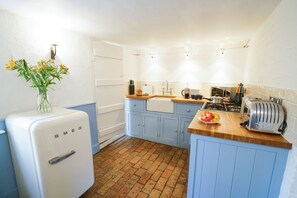 Fridge, dishwasher, cookware/dishes/utensils
