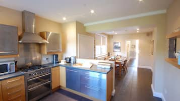 Fridge, dishwasher, cookware/dishes/utensils