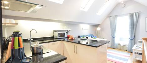 Køleskab, opvaskemaskine, køkkentøj/tallerkener/redskaber