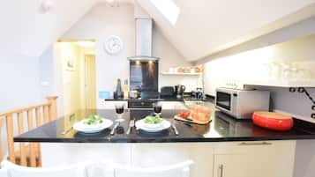Fridge, dishwasher, cookware/dishes/utensils