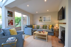 Living room - Seawall Cottage, Aldeburgh (Aldeburgh)