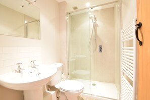 Shower, hair dryer - Seawall Cottage, Aldeburgh (Aldeburgh)