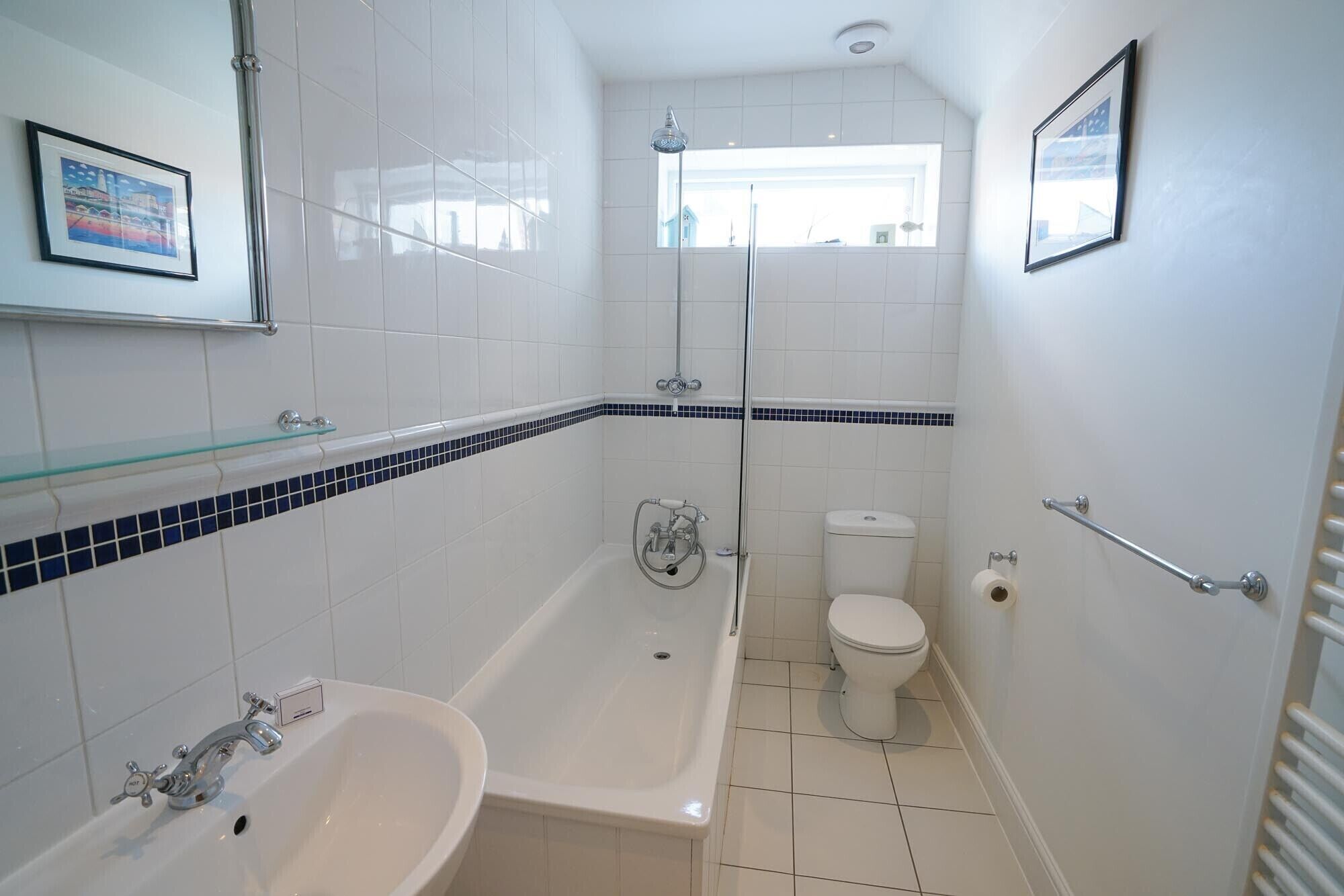 Une salle de bain avec une baignoire, un lavabo, des toilettes et une douche.