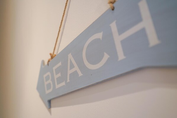 Un letrero con la palabra 'BEACH' colgado del techo.