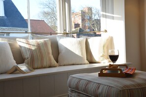 2 dormitorios, decoración individual, mobiliario individual