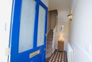 2 dormitorios, decoración individual, mobiliario individual