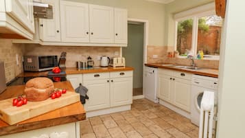 Cottage | Private kitchen | Fridge, cookware/dishes/utensils