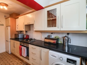 Cottage | Private kitchen | Dishwasher, cookware/dishes/utensils