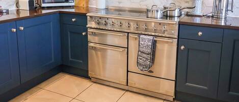 Refrigerador, lavavajillas, utensilios de cocina