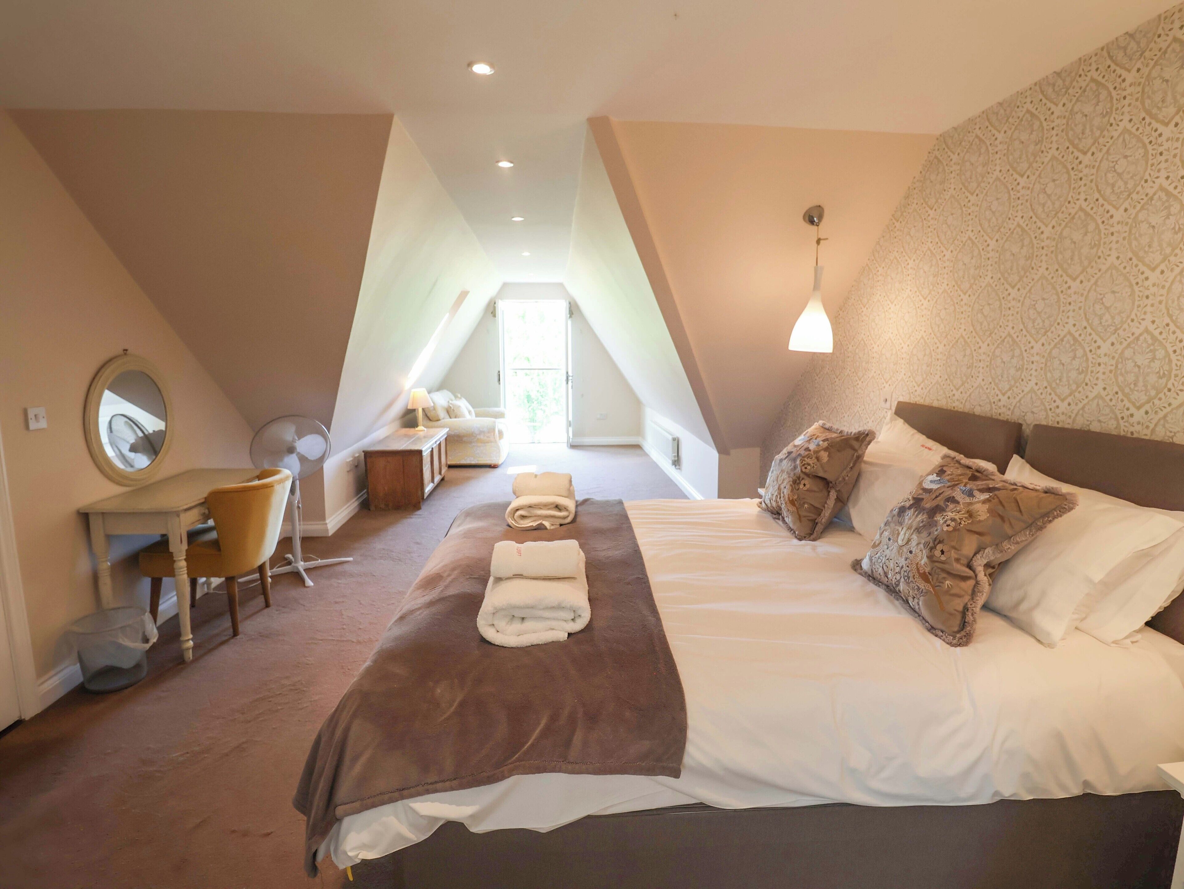 4 ห้องนอน, ห้องพักตกแต่งอย่างมีเอกลักษณ์, ตกแต่งพิเศษโดยเฉพาะ, Wi-Fi ฟรี