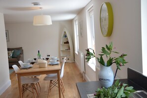 Kjøleskap, oppvaskmaskin og kjøkkenutstyr