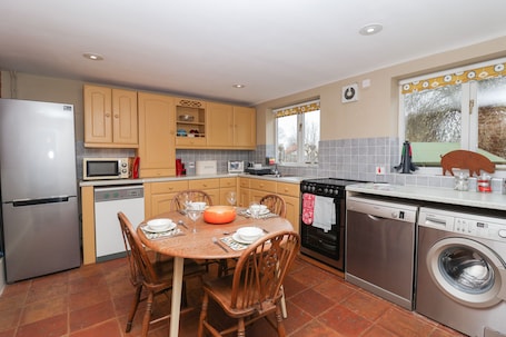 Cottage | Private kitchen | Fridge, dishwasher, cookware/dishes/utensils