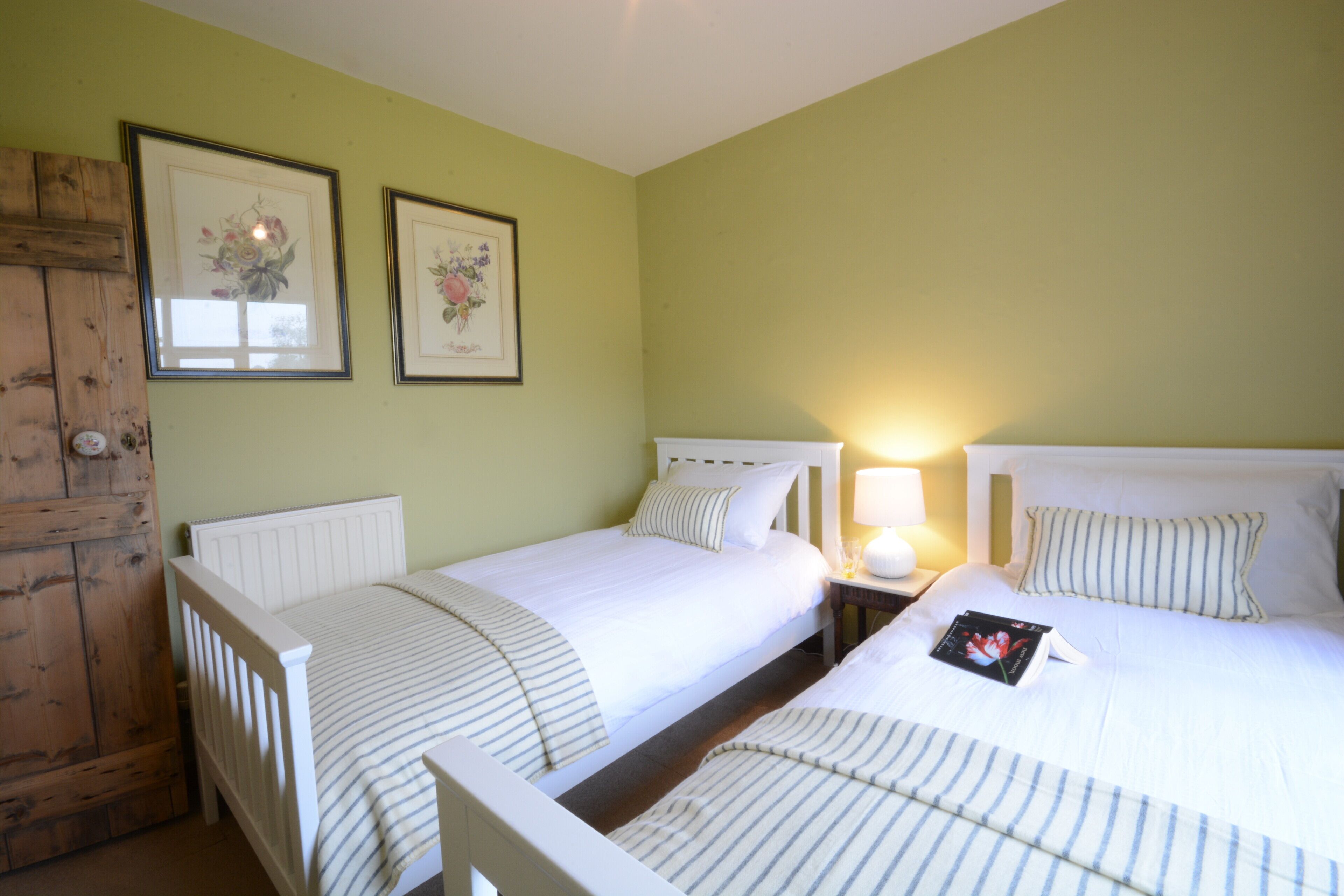 2 dormitoris, decoració individual i mobiliari individual 