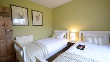 2 dormitoris, decoració individual i mobiliari individual