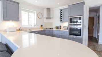 Fridge, cookware/dishes/utensils