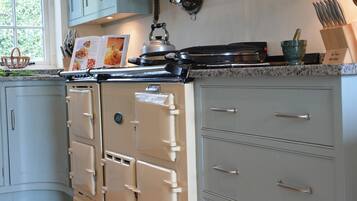 Refrigerador, lavavajillas y utensilios de cocina