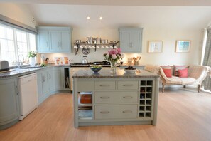 Refrigerador, lavavajillas y utensilios de cocina 