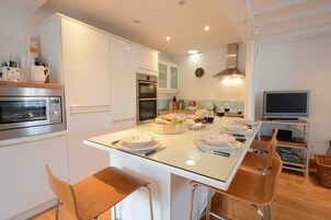 Frigorífico, lavavajillas y utensilios de cocina