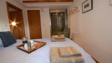 2 phòng ngủ, trang trí khác biệt