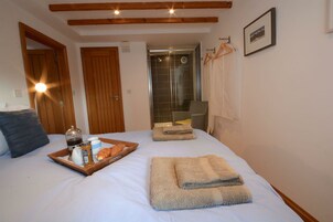 2 bedrooms, individually decorated, individually furnished, free WiFi