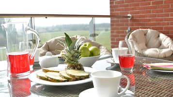 Fridge, cookware/dishes/utensils