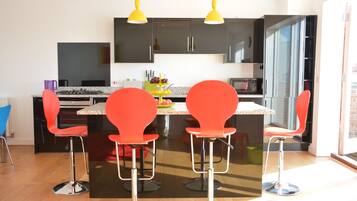 Fridge, dishwasher, cookware/dishes/utensils