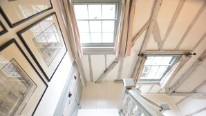 Eine Treppe mit weißen Geländern und einem Fenster am oberen Ende.