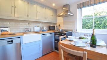 Refrigerador, lavavajillas y utensilios de cocina