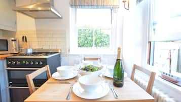 Refrigerador, lavavajillas, utensilios de cocina