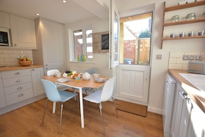 Kühlschrank, Geschirrspüler, Kochgeschirr/Geschirr/Besteck