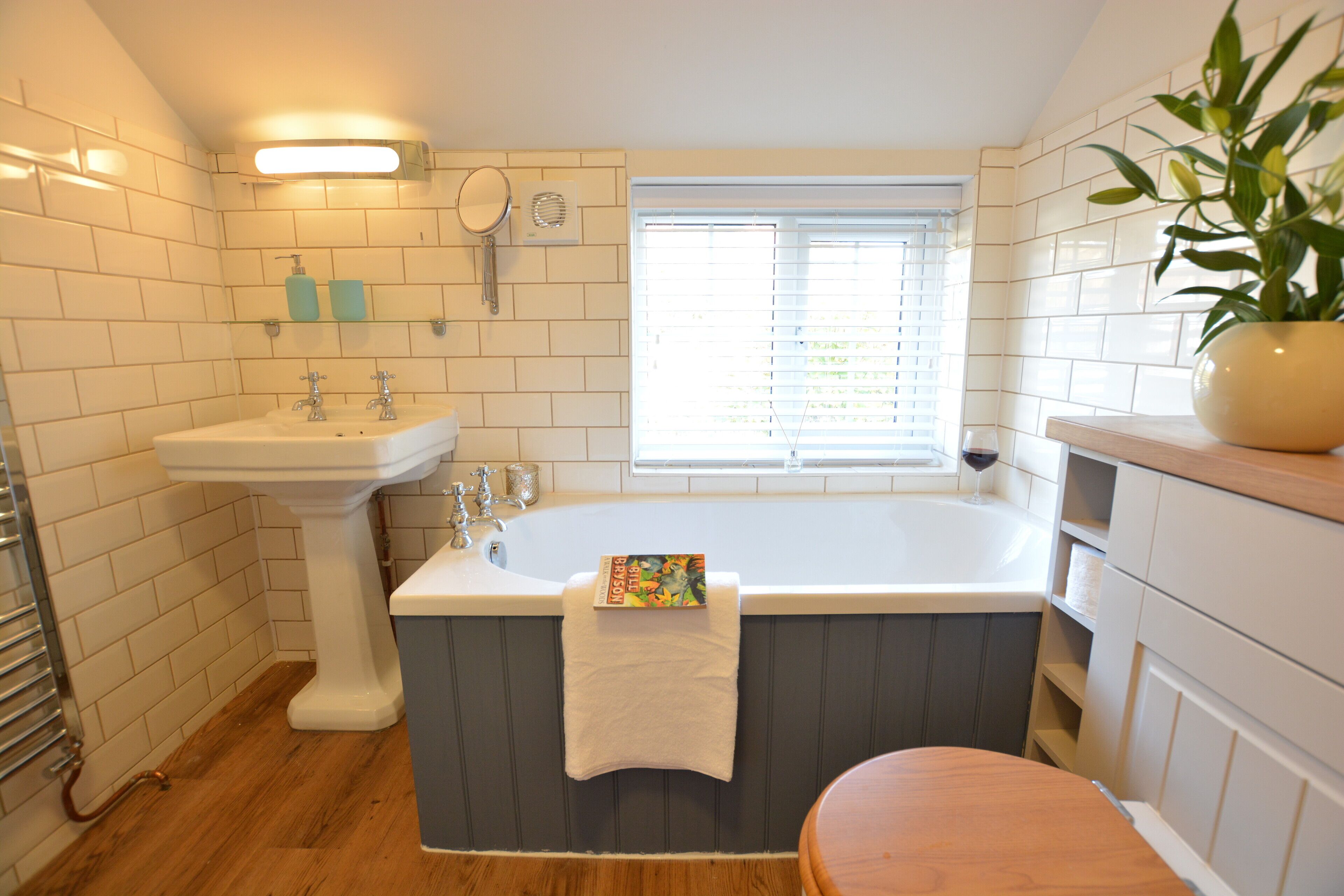 Une salle de bain avec une baignoire, un lavabo et des toilettes.