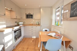 Geladeira, lava-louças, talheres/pratos/utensílios de cozinha