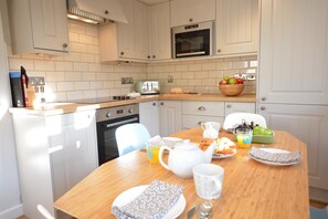 Fridge, dishwasher, cookware/dishes/utensils - Little Turnpike Cottage, Melton (Woodbridge)
