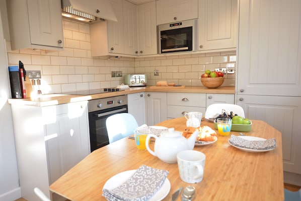 Fridge, dishwasher, cookware/dishes/utensils