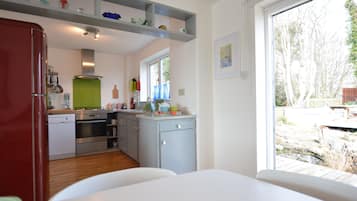 Fridge, dishwasher, cookware/dishes/utensils