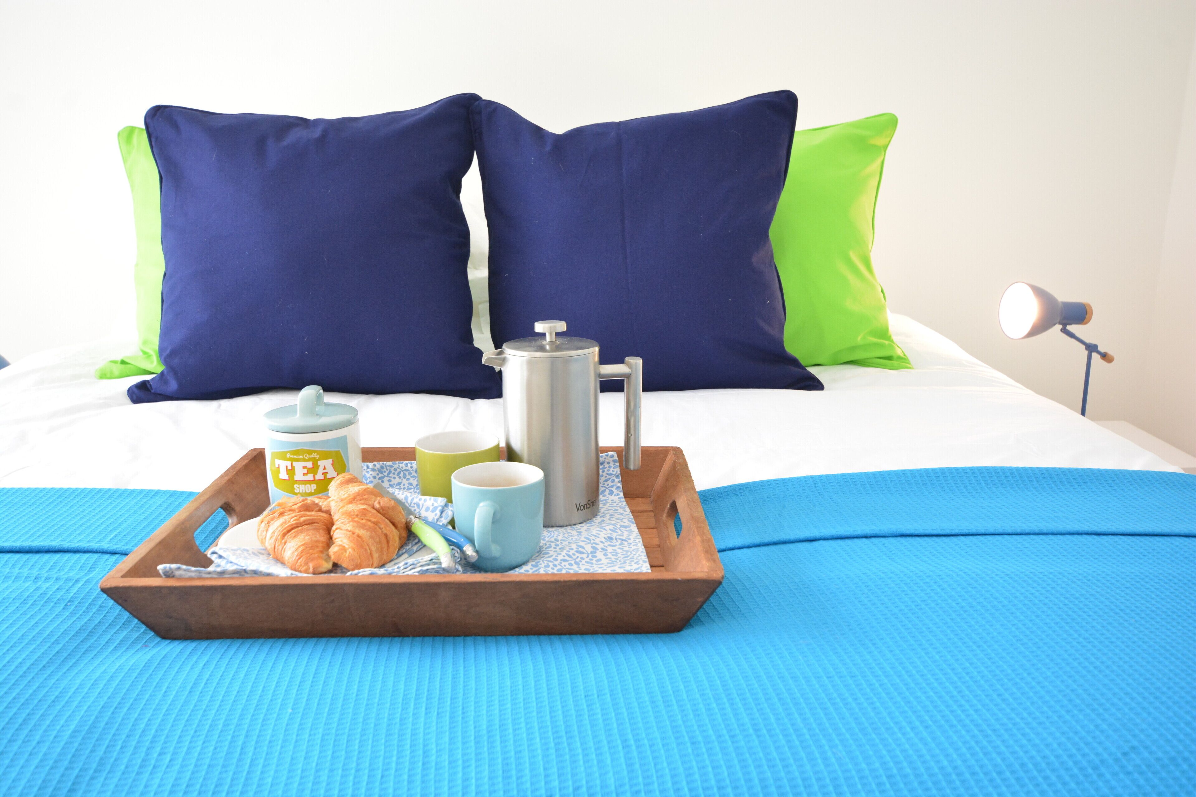 2 kamar tidur dan didekorasi berbeda-beda